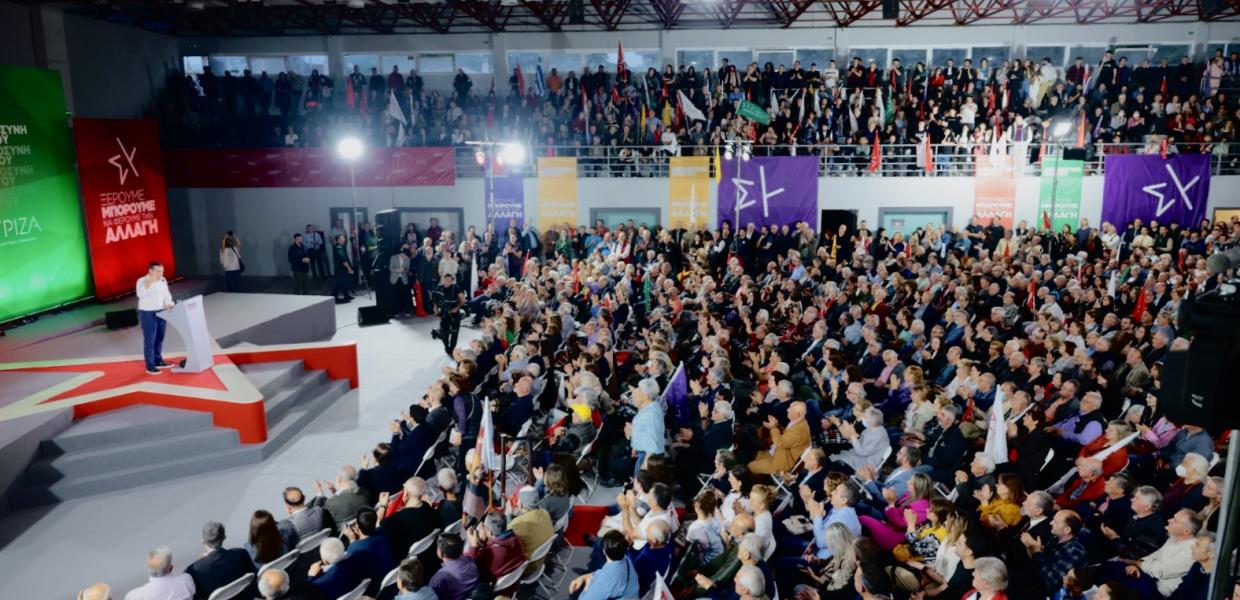 Ο Αλέξης Τσίπρας μιλά σε κλειστό γυμναστήριο στα Γιάννενα