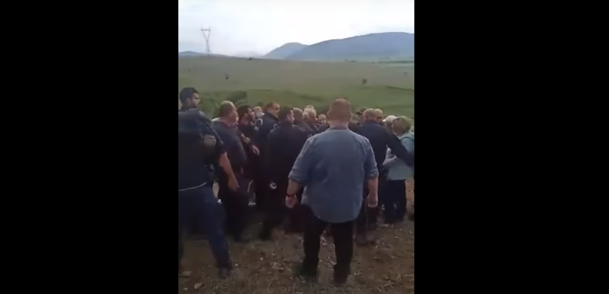 Στιγμιότυπο από την συμπλοκή αστυνομίας και κατοίκων στην Κοζάνη