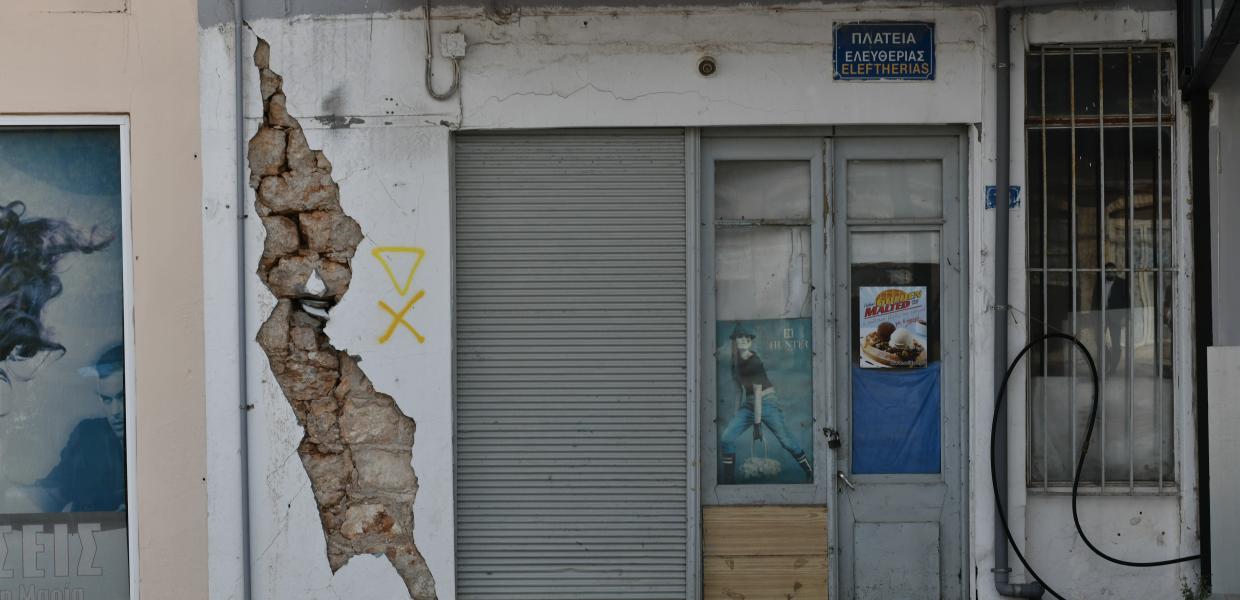 Πρόσοψη κτιρίου που υπέστη ζημιά λόγω σεισμού στην Κρήτη
