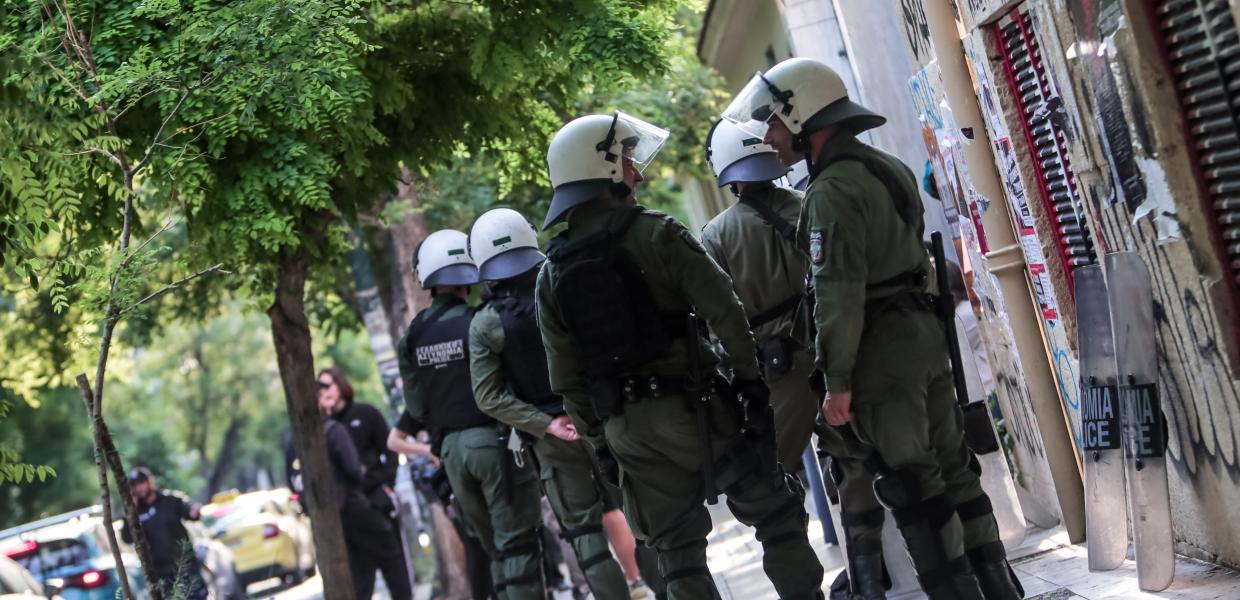 ΜΑΤ έξω από το Πολυτεχνείο