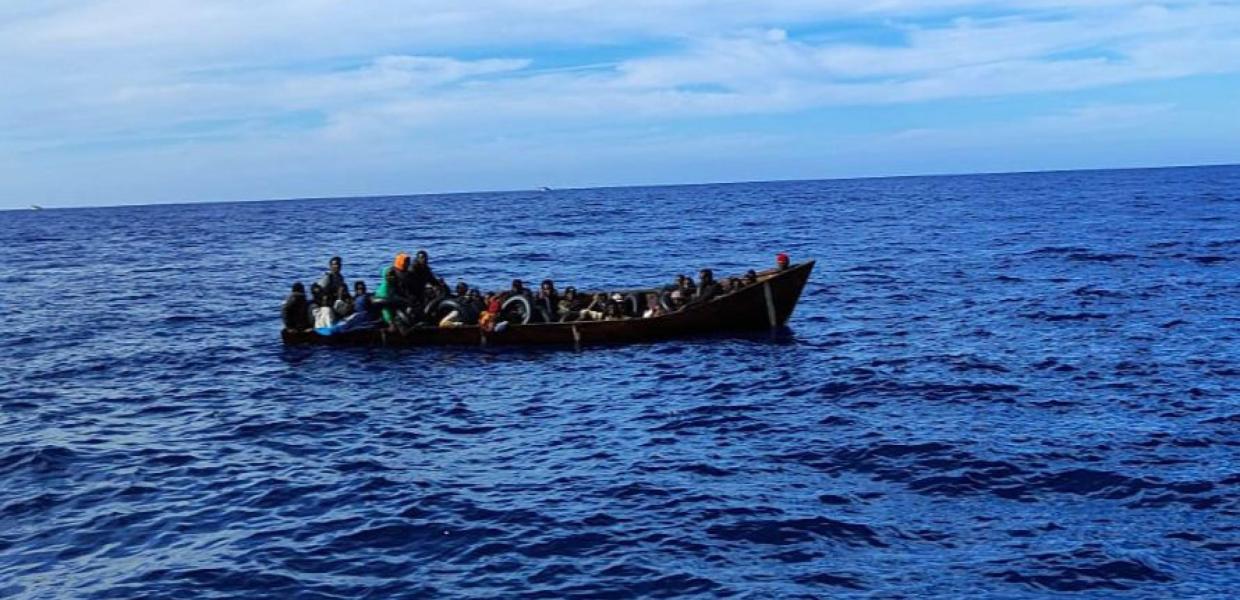 Βάρκα με μετανάστες μέσα στη θάλασσα