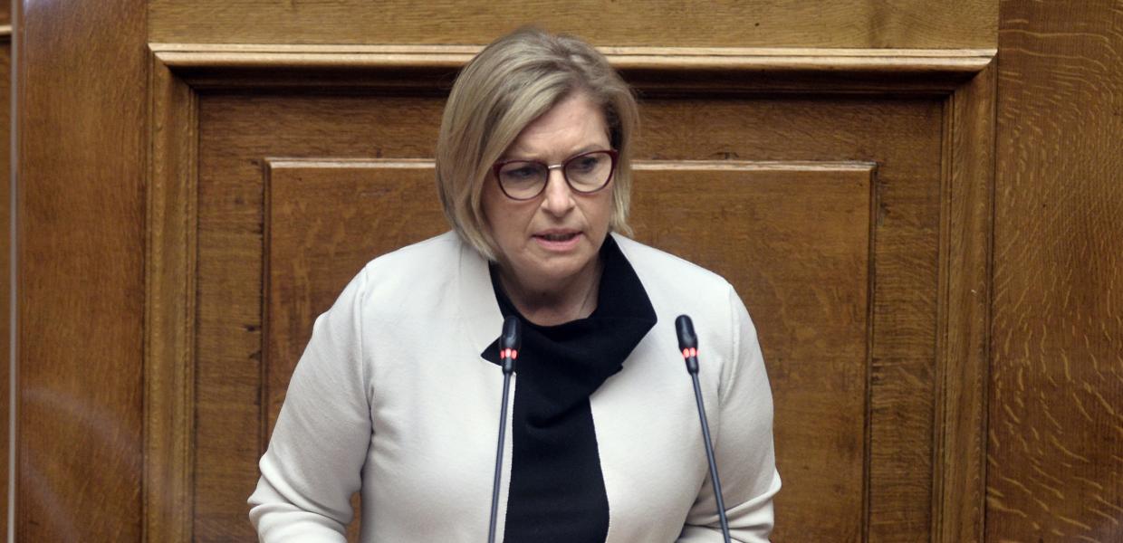 Η Μίνα Γκάγκα στο βήμα της Βουλής