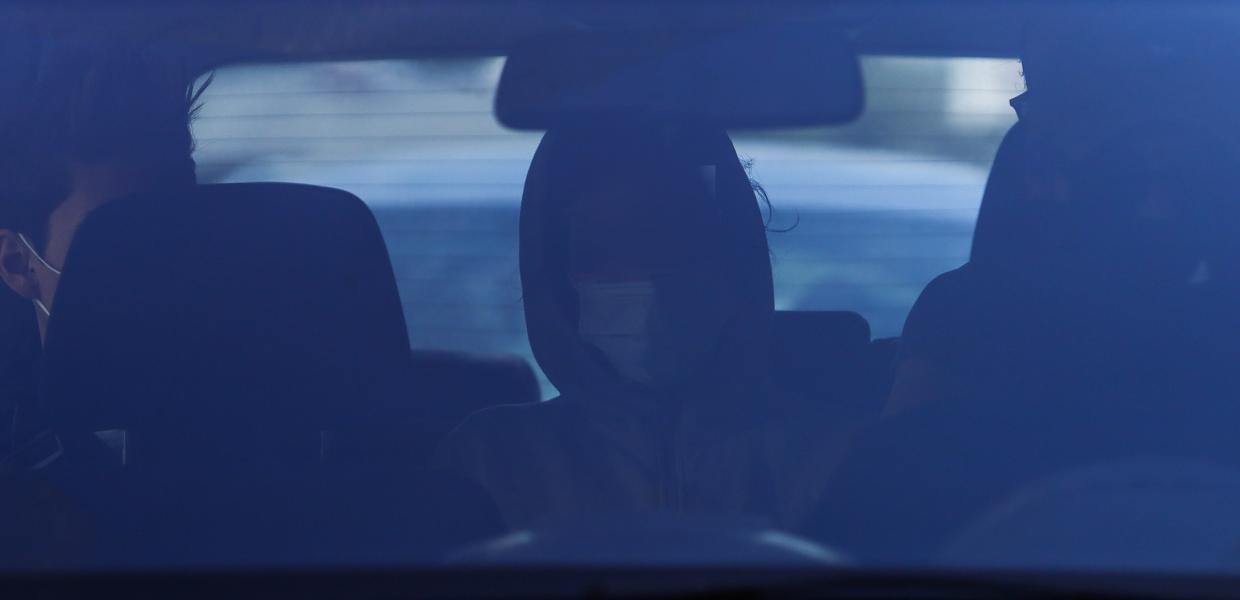 Η μητέρα της 12χρονης μέσα στο αυτοκίνητο με μάσκα και συνοδεία αστυνομικών στα μπροστινά καθίσματα