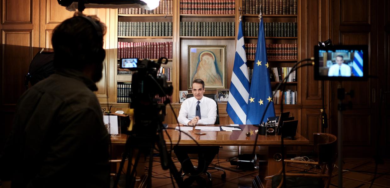 Ο Μητσοτάκης στο πρωθυπουργικό γραφείο με κάμεραμαν να τον τραβά με την κάμερα