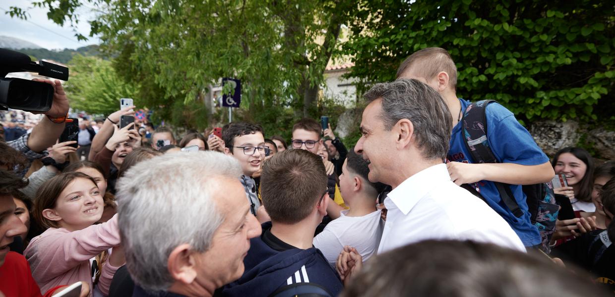 Ο Μητσοτάκης χαιρετά κόσμο
