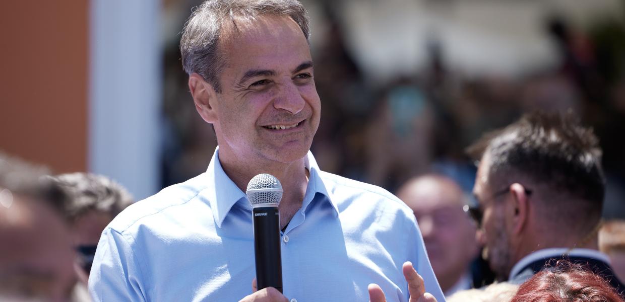 Ο Κυριάκος Μητσοτάκης με μικρόφωνο