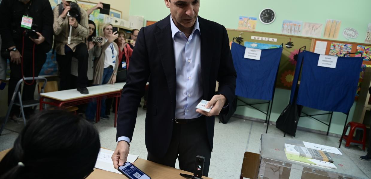 Ο Κυριάκος Μητσοτάκης την ώρα που ψηφίζει