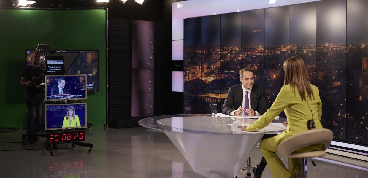 Ο Μητσοτάκης στο πάνελ στην ώρα της συνέντευξης με την Μάρα Ζαχαρέα