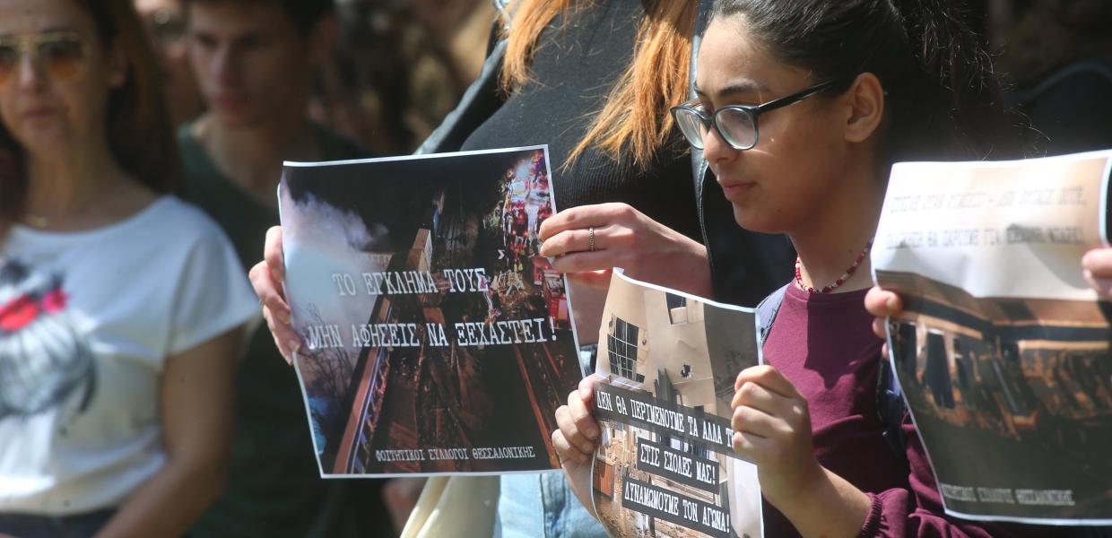 Φοιτήτριες με χαρτόνια στα χέρια που γράφουν συνθήματα για την τραγωδία στα Τέμπη