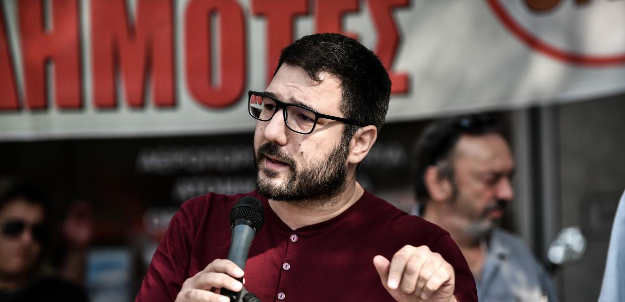 Ο Νάσος Ηλιόπουλος μιλάει στο μικρόφωνο