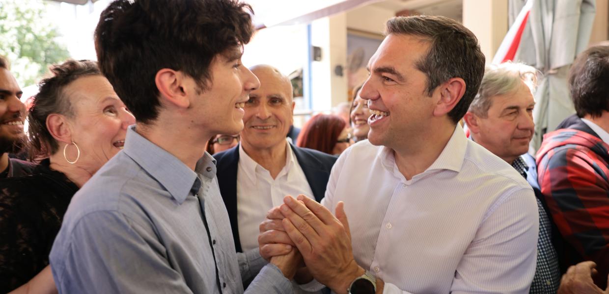 Ο Αλέξης Τσίπρας συνομιλεί με νέο