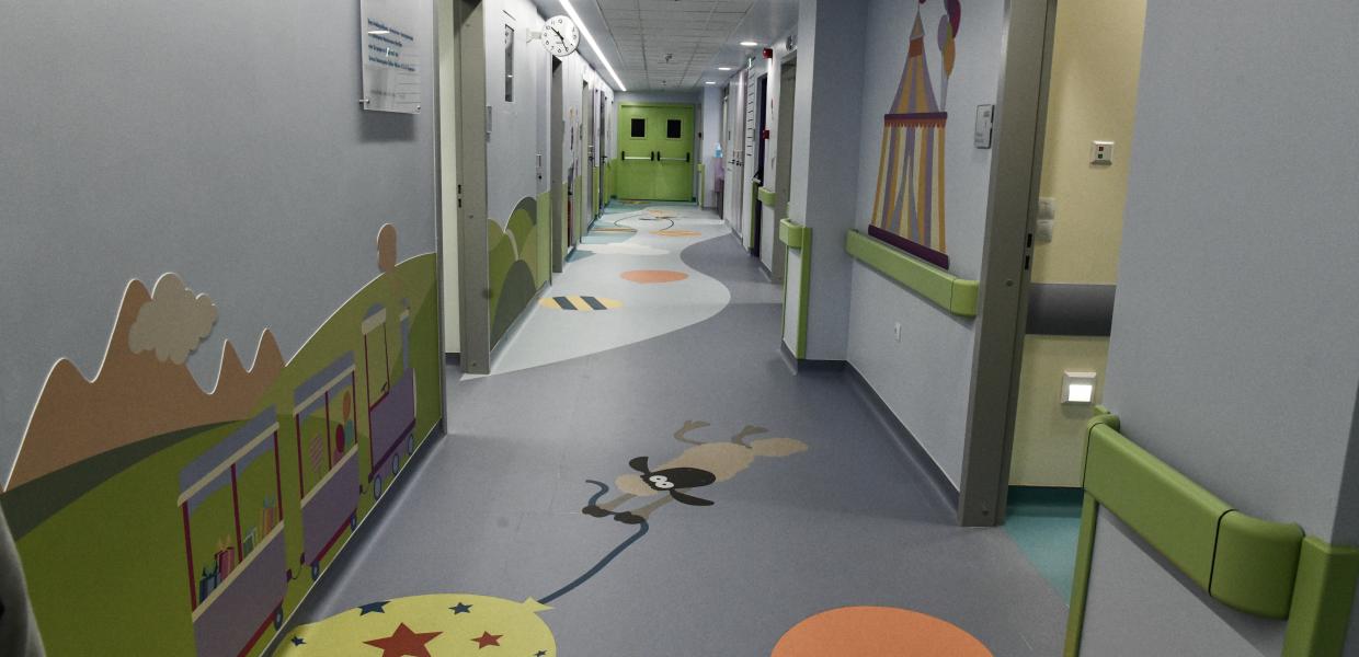 διάδρομος νοσοκομείου με παιδικές ζωγραφιές