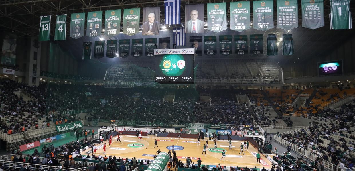 Οπαδοί του Παναθηναϊκού στο κλειστό γήπεδο μπάσκετ του ΟΑΚΑ
