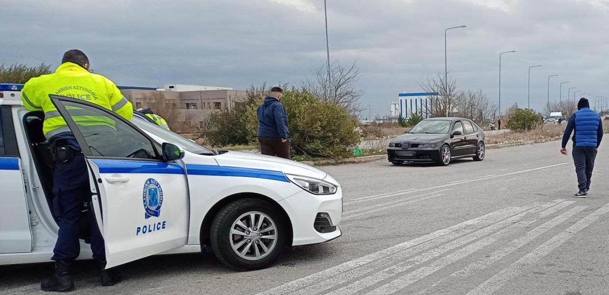 Αστυνομικός έξω από περιπολικό της ΕΛ.ΑΣ.