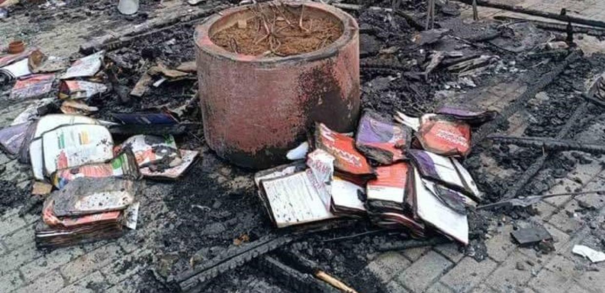 Το περίπτερο του ΣΥΡΙΖΑ στο Περιστέρι που έγινε στάχτη από φωτιά που έβαλαν παρακρατικοί