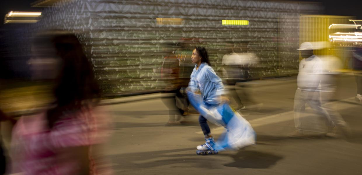 κόσμος περπατά και μια γυναίκα με σημαία αργεντινής 