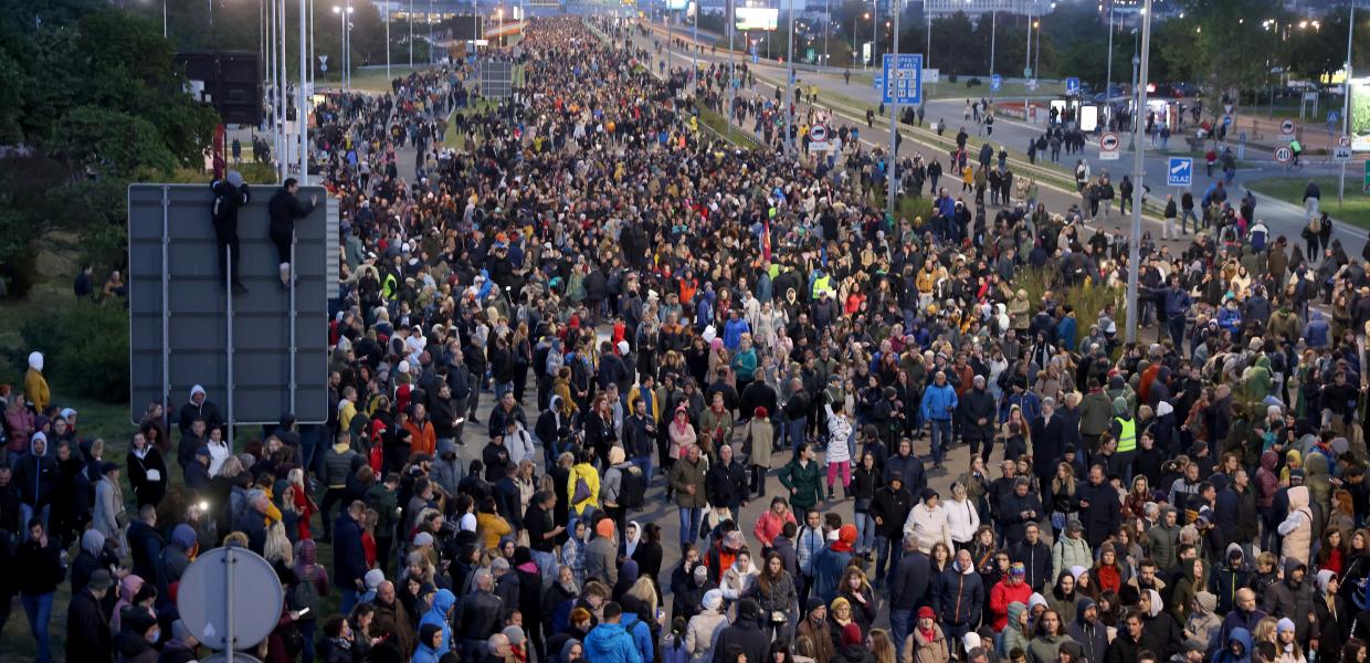 Χιλιάδες πολίτες στους δρόμους του Βελιγραδίου διαμαρτύρονται για την βία