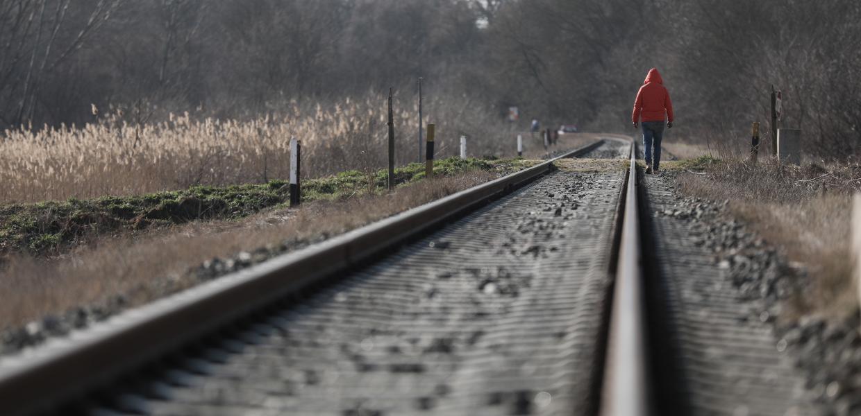 Άνθρωπος περπατά στις ράγες τρένου στα σύνορα στον Έβρο