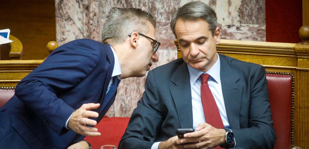Άκης Σκέρτσος και Κυριάκος Μητσοτάκης στη Βουλή