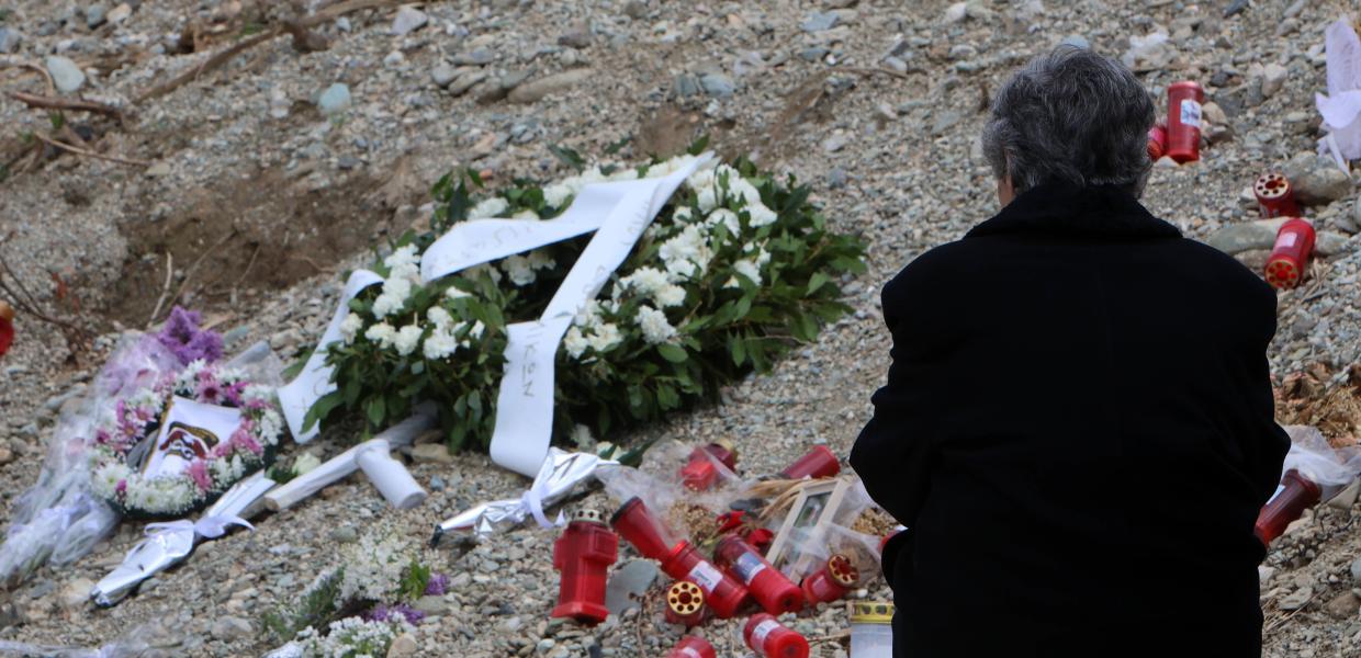 Ηλικιωμένη στο σημείο της σύγκρουσης των τρένων στα Τέμπη