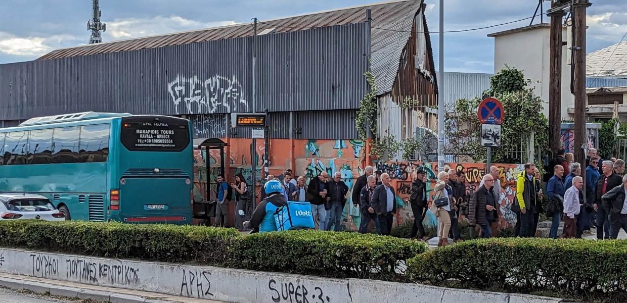 Το λεωφορείο που μίσθωσε η ΝΔ και κόσμος μπροστά πηγαίνει στην ομιλία Μητσοτάκη
