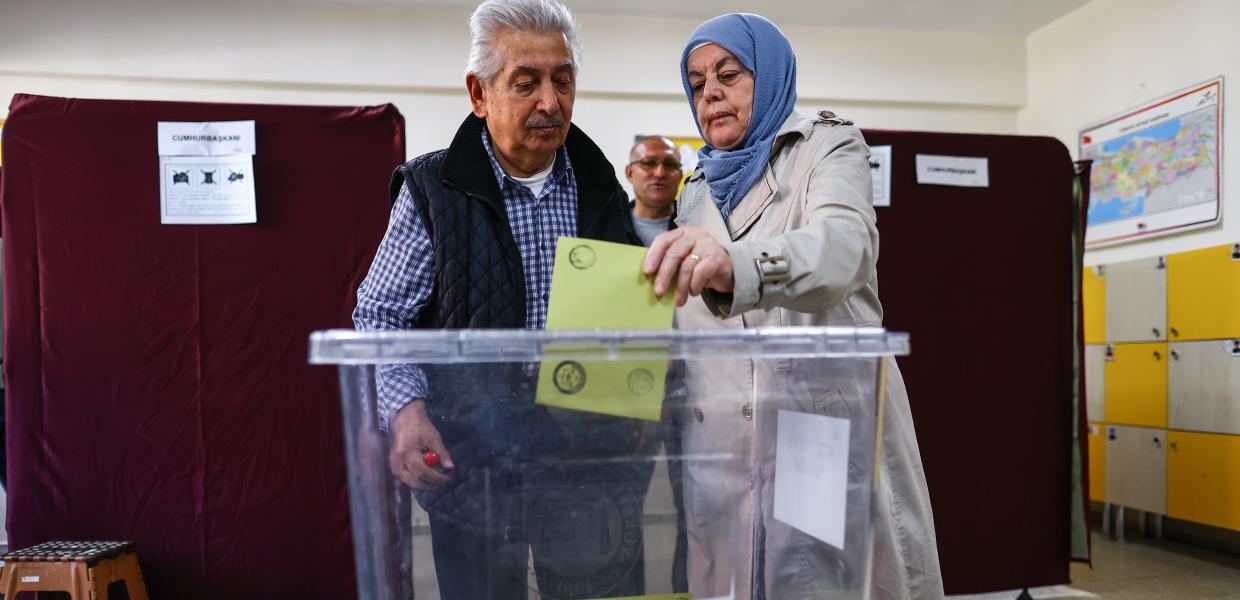 Πολίτες ψηφίζουν στις εκλογές στην Τουρκία