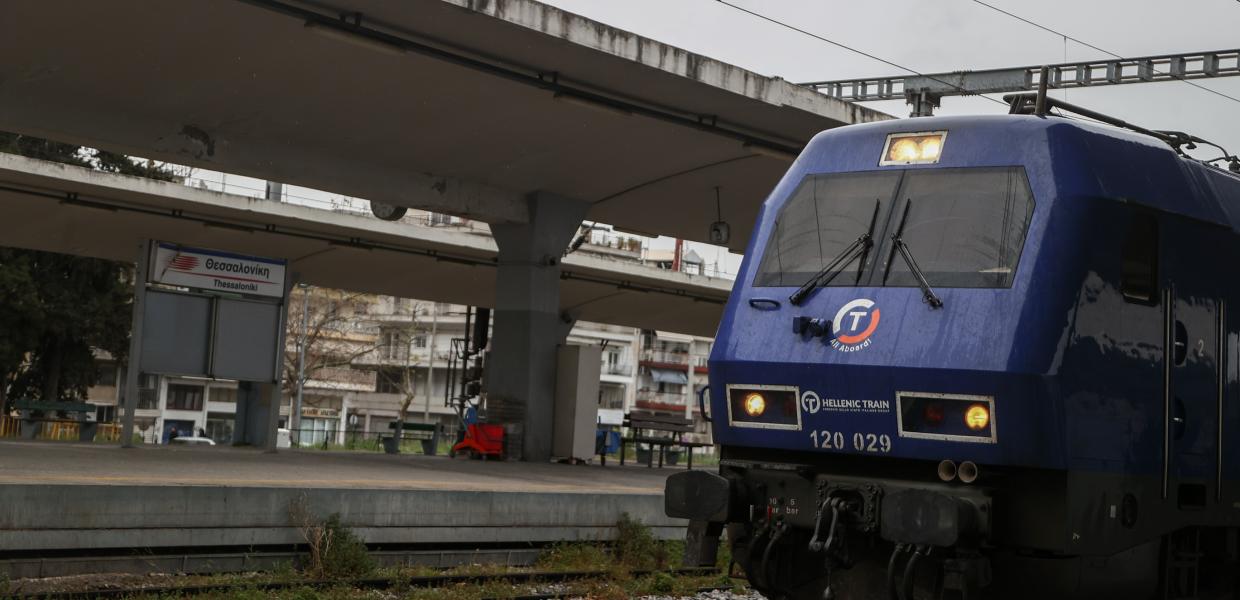 Τρένο περνά από σταθμό