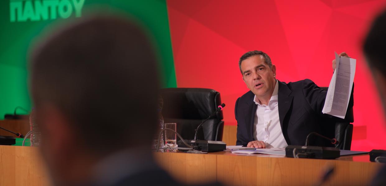 Ο Αλέξης Τσίπρας με έγγραφο