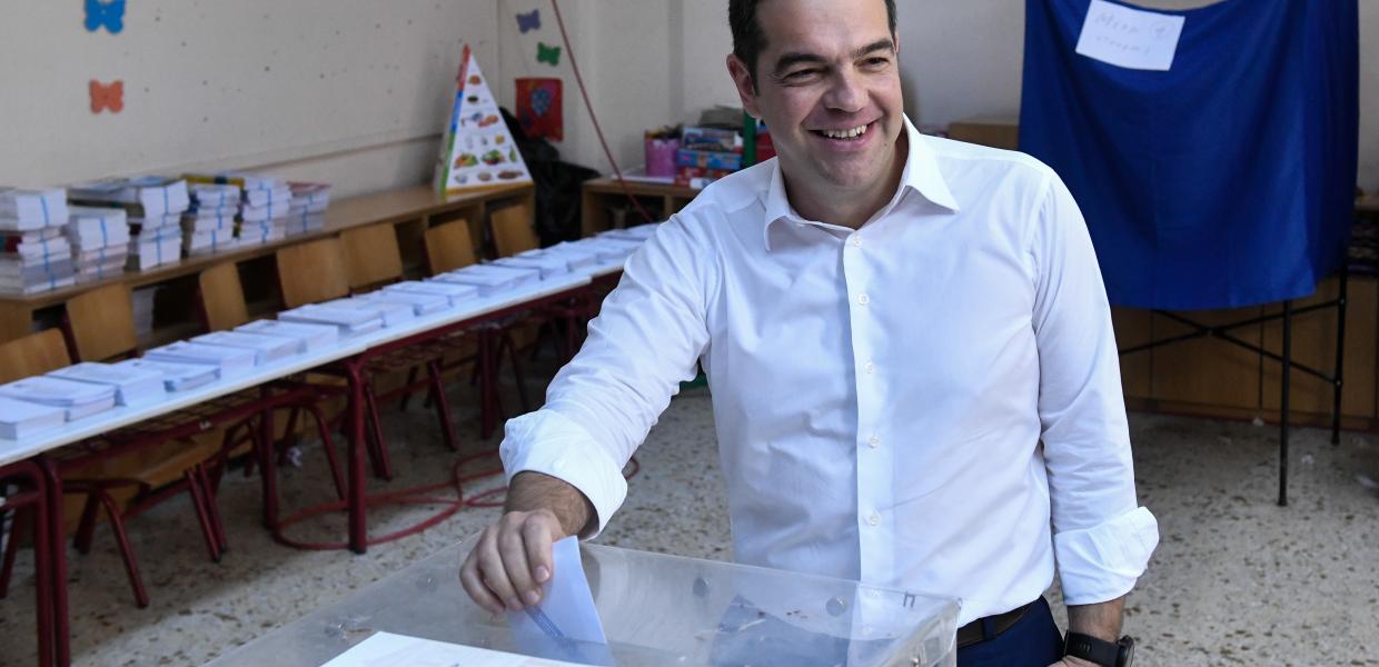 Ο Αλέξης Τσίπρας ψηφίζει