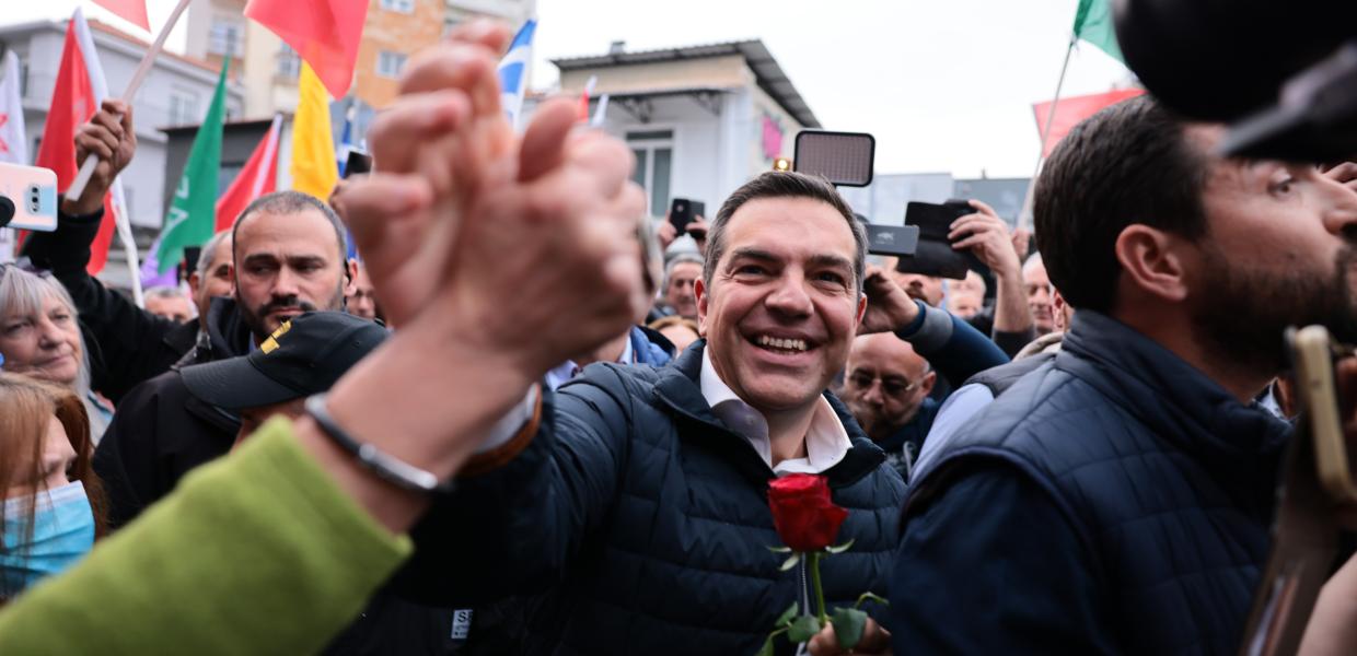 Ο Αλέξης Τσίπρας ανάμεσα στον κόσμο δίνει το χέρι σε κάποιον πριν την ομιλία του στις Σέρρες