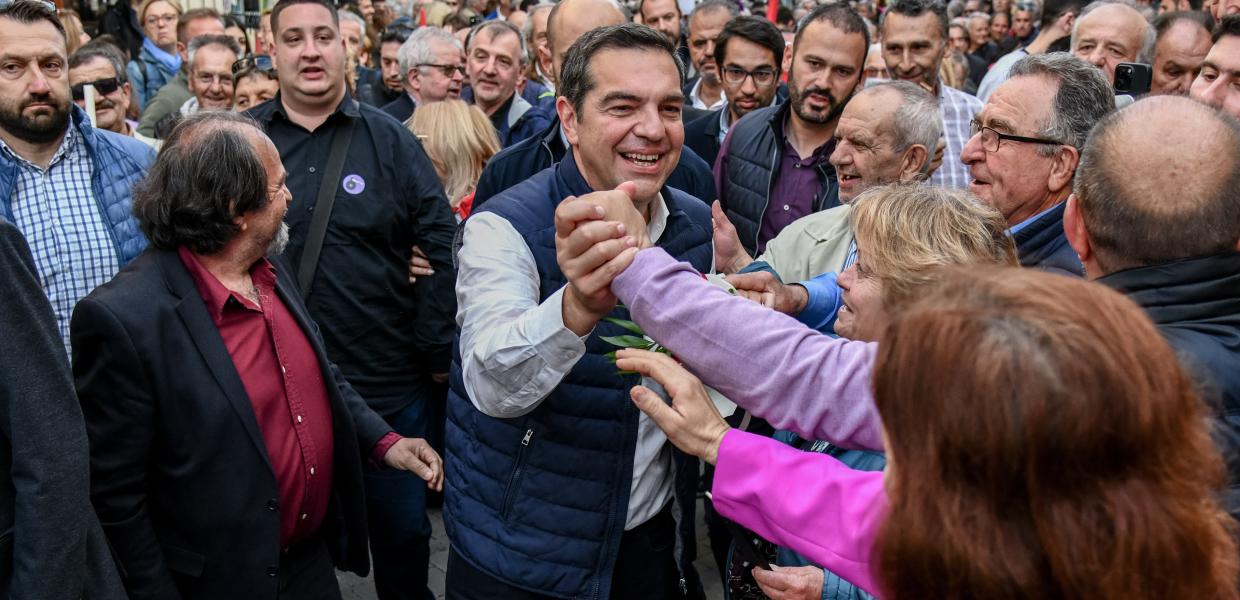Ο Αλέξης Τσίπρας δίνει το χέρι σε κόσμο στην Πρέβεζα