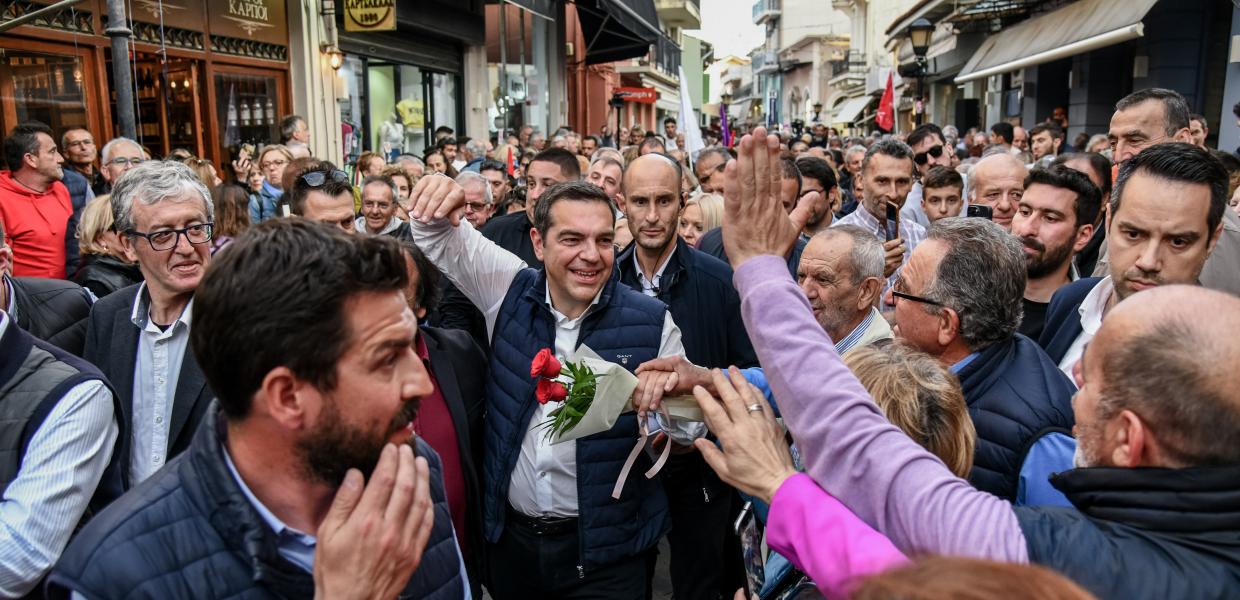 Ο Αλέξης Τσίπρας ανάμεσα σε κόσμο στην Πρέβεζα