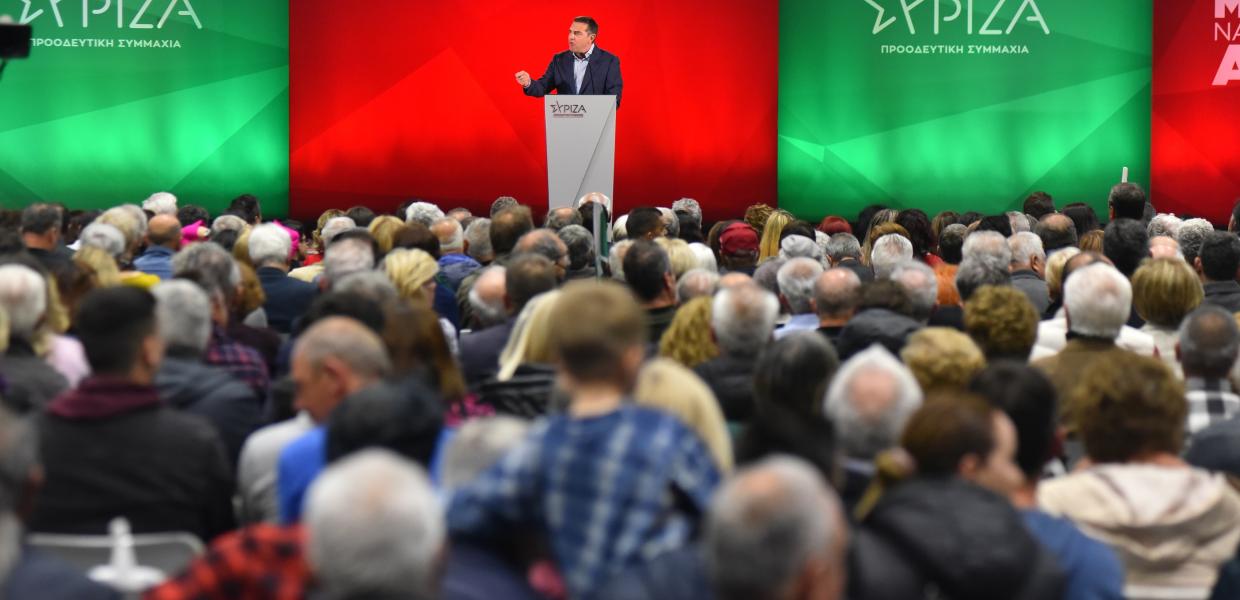 Ο Αλέξης Τσίπρας σε ομιλία στη Λάρισα