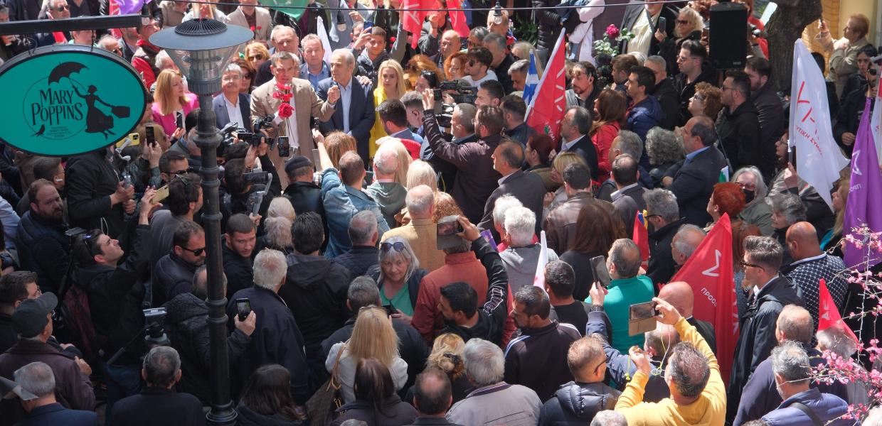 Ο Αλέξης Τσίπρας μιλά σε κόσμο