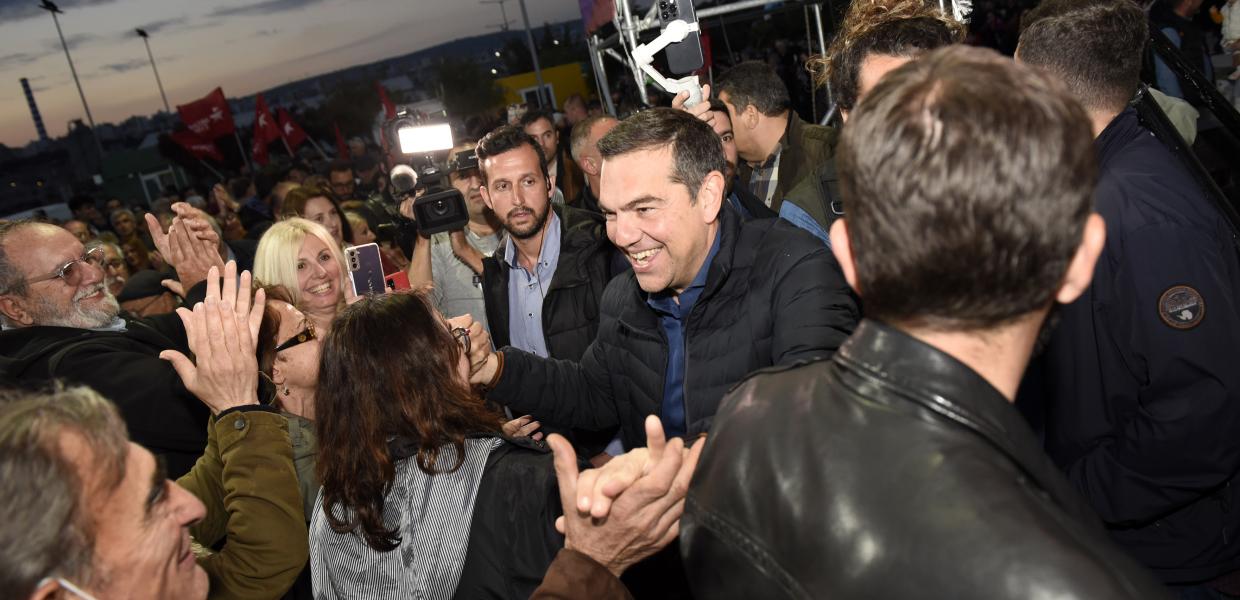 Ο Αλέξης Τσίπρας χαιρετάει κόσμο