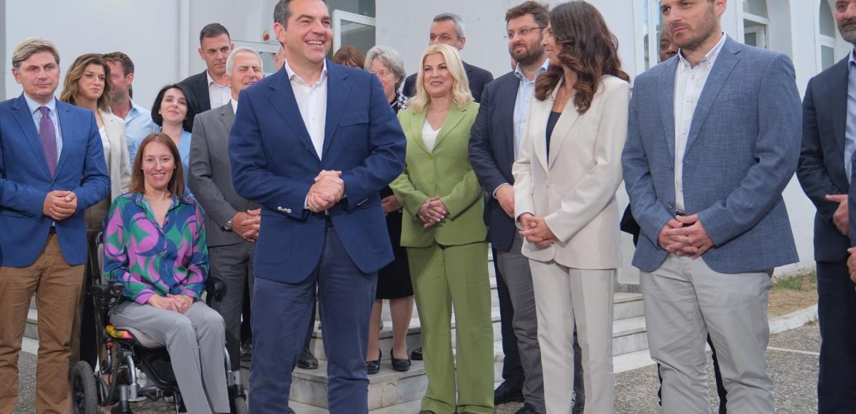 Ο Αλέξης Τσίπρας και τα μέλη της Εκλογικής Επιτροπής
