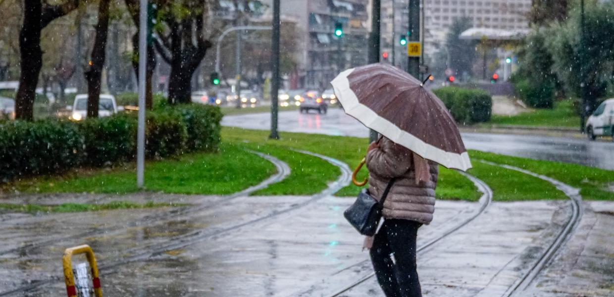 Άνθρωπος με ομπρέλα υπό βροχή