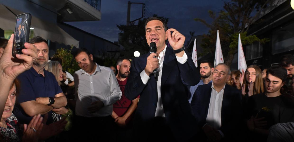 Ο Αλέξης Τσίπρας με μικρόφωνο στο χέρι μιλά σε πολίτες