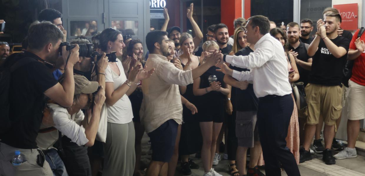 Ο Αλέξης Τσίπρας χαιρετάει κόσμο