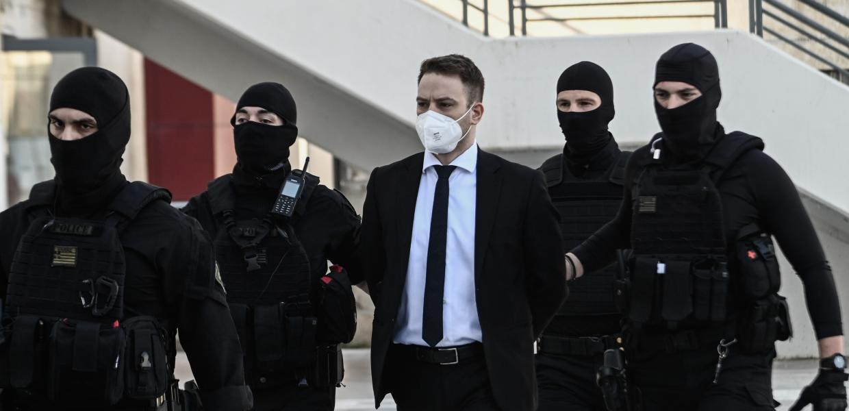 Αστυνομικοί δίπλα στον Μπάμπη Ανγνωστόπουλο