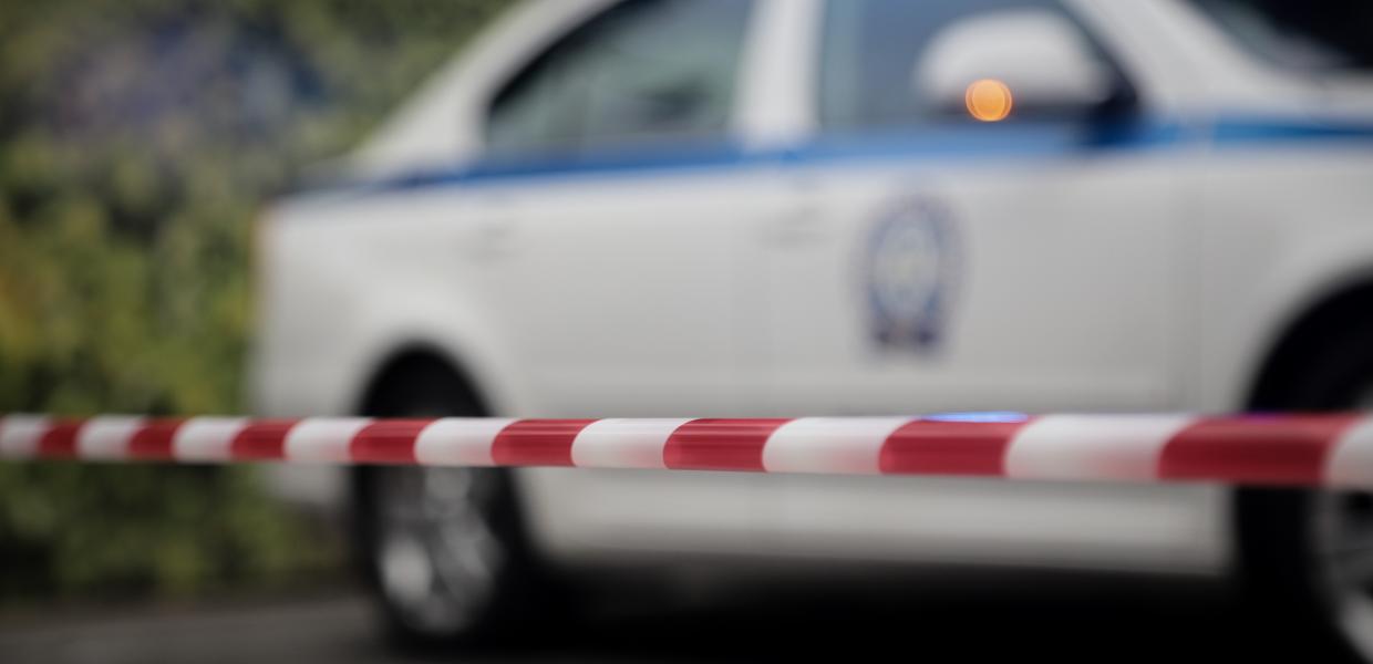 Κορδέλα της αστυνομίας μπροστά από περιπολικό