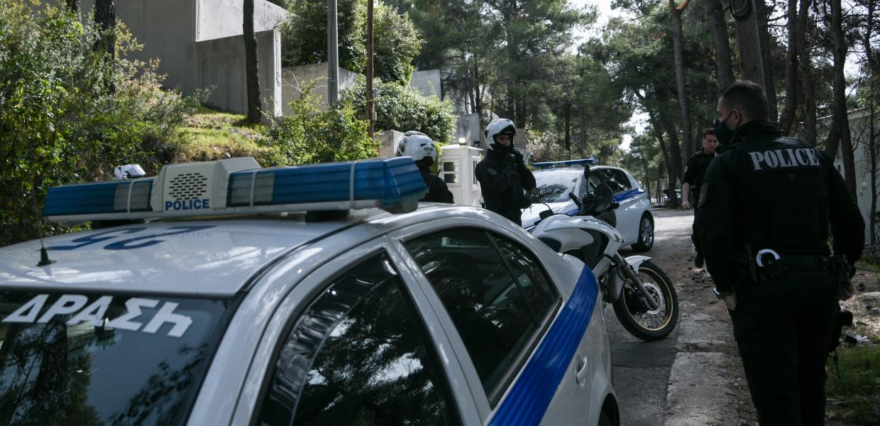 Αστυνομιικοί δίπλα σε περιπολικό της ΕΛΑΣ