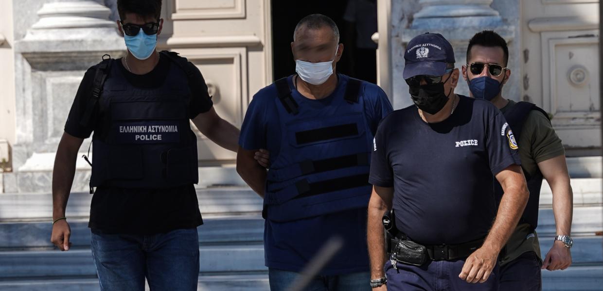 Κατηγορούμενος δίπλα σε αστυνομικούς