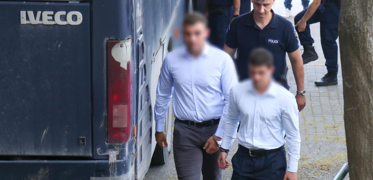 Αστυνομικός πίσω από δύο ανθρώπους