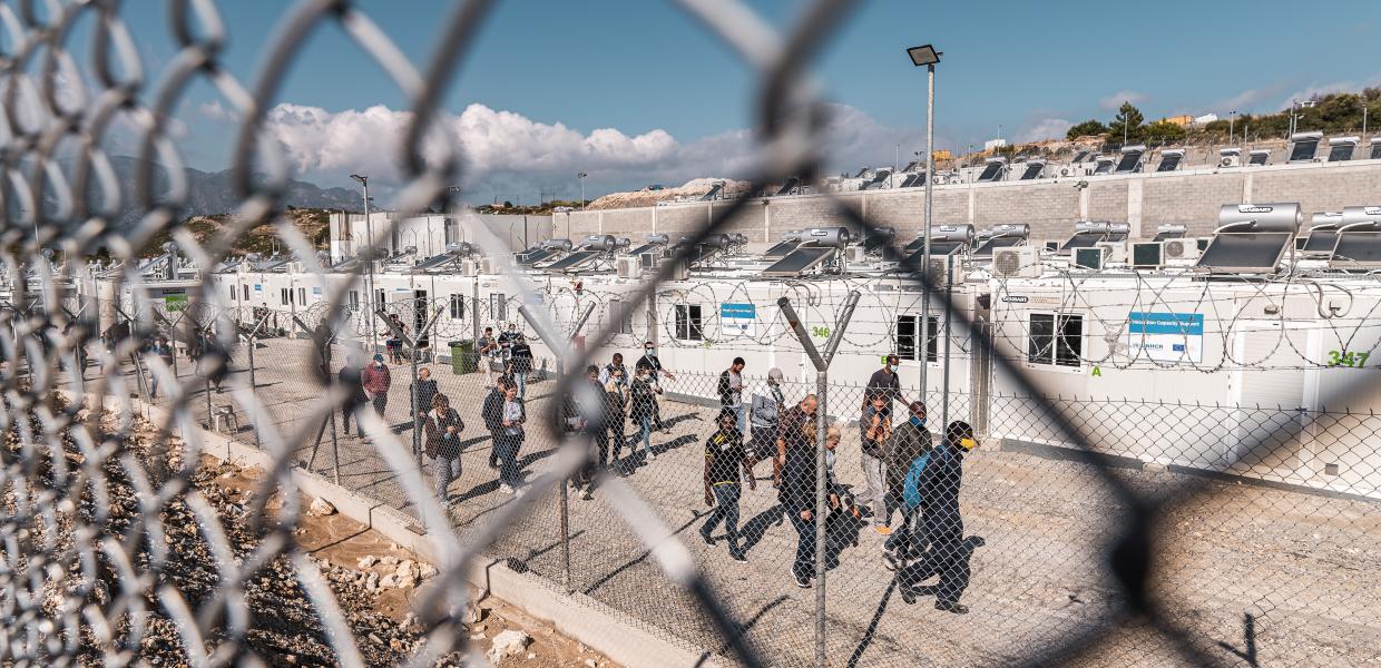 Μετανάστες σε προσφυγική δομή στη Σάμο