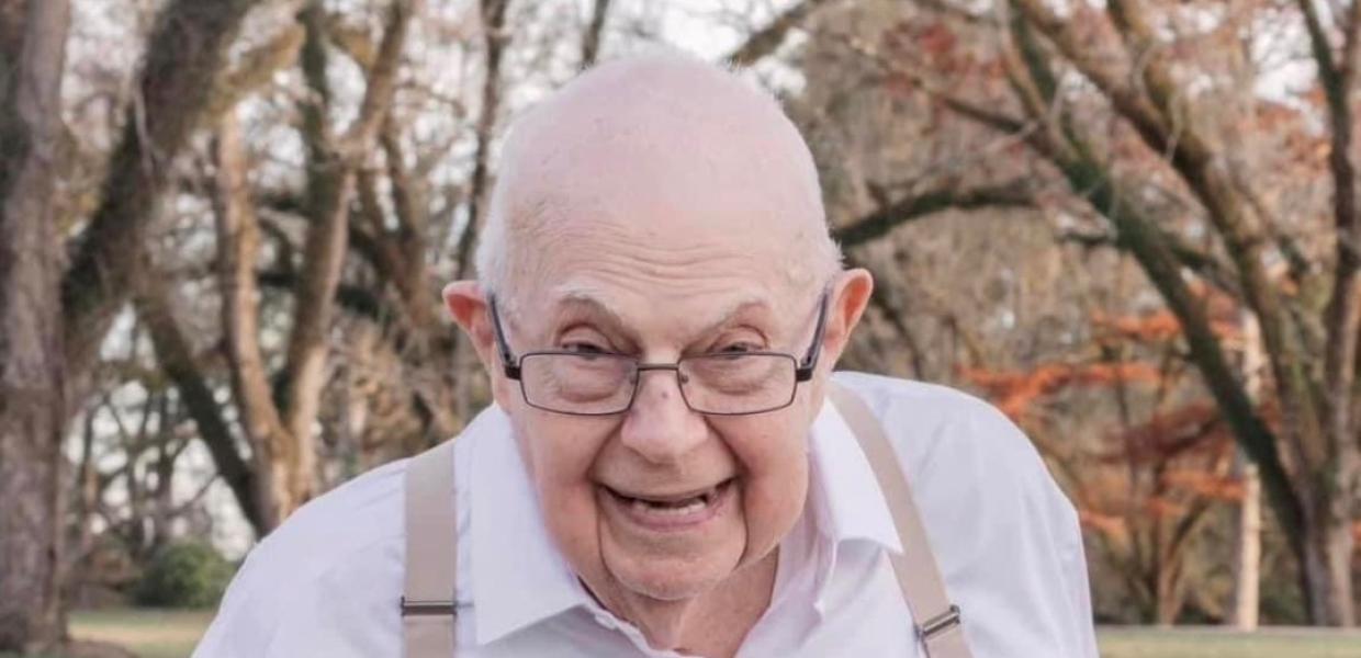 Ο Donald Gray Triplett