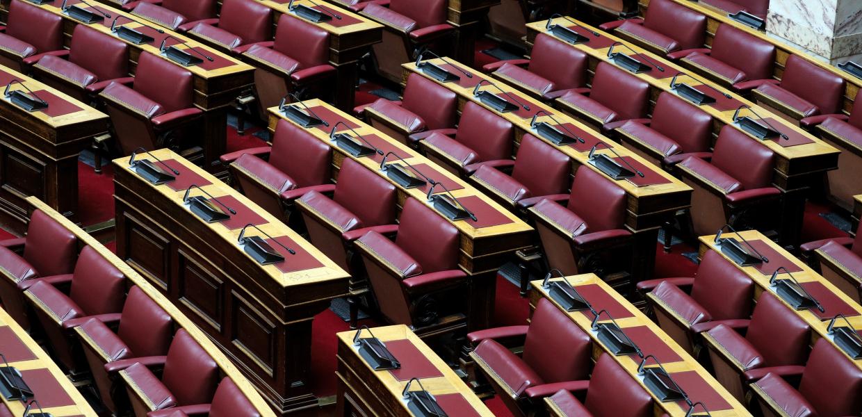 Άδεια έδρανα στη Βουλή