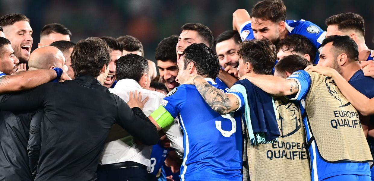 Οι παίκτες της Εθνικής αγκαλιά μετά τη νίκη κόντρα στην Ιρλανδία