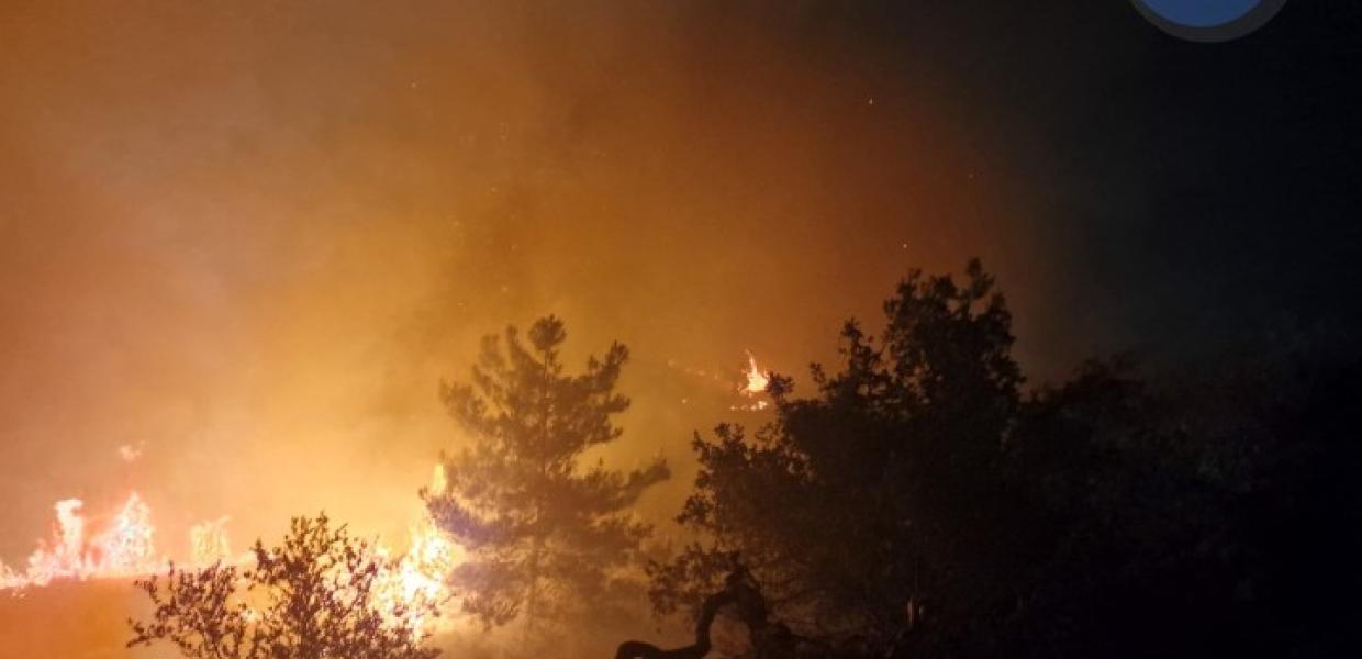 Φωτιά που μαίνεται στη Ρόδο