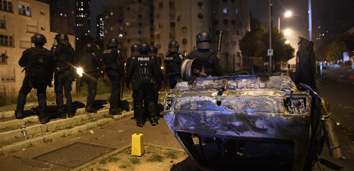 Γάλλοι αστυνομικοί μπροστά σε αναποδογυρισμένο αυτοκίνητο